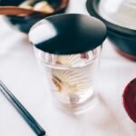 ⁦كوب زجاج مع غطاء من هاريو - اصدار هيريزاكي⁩ - الصورة ⁦3⁩