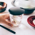 ⁦كوب زجاج مع غطاء من هاريو - اصدار هيريزاكي⁩ - الصورة ⁦2⁩